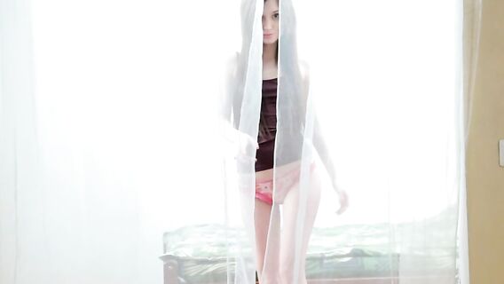 Бурная мастурбация молодой киски вибратором с шипами