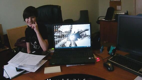 Парень красиво развел на секс милую клиентку и трахнул ее