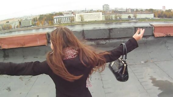 Пикапер занялся сексом на крыше многоэтажки с худой брюнеткой