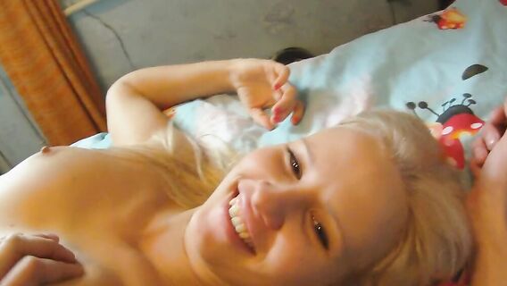 Парень утешил блондинку и тайком снял секс на камеру