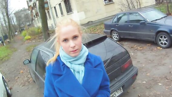 Блондинка с хвостиком расчиталась с парнем сексом