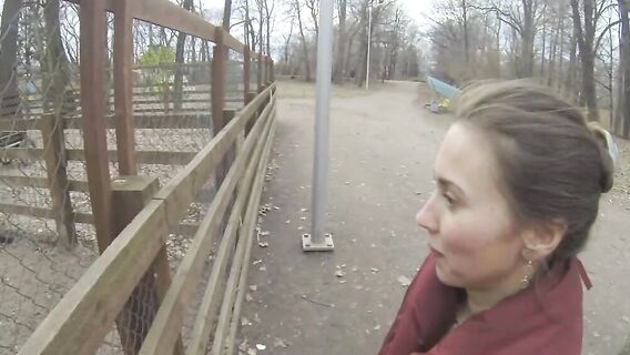 Парень вошел в попку русской незнакомки в подъезде и кончил