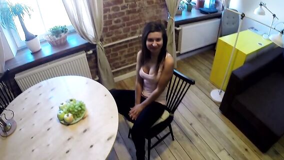 Секс парня в шпионских очках с незнакомкой от первого лица