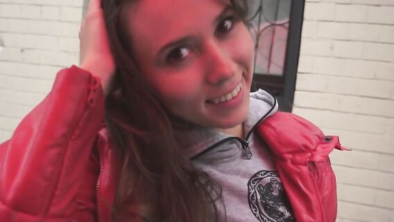 Порно кастинг и секс с брюнеткой на белом диване