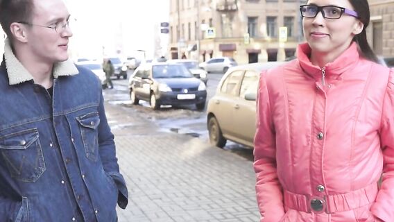 Парень спускает с девки в очках колготки и трахает ее