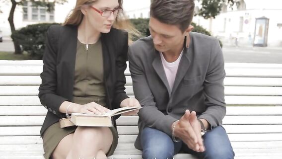 Парень насладился минетом и засадил очкастой телочке