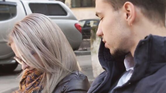 Парнишка трахнул очень худую молодую блондинку в очках