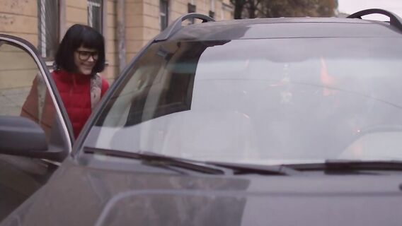 Сперма на лице голой 18-летней короткостриженной брюнетки