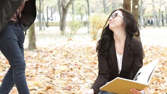 Парень трахнул студентку брюнетку и кончил ей на лицо