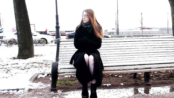 Задрал юбку снял колготки и трахнул юную студентку шалунью