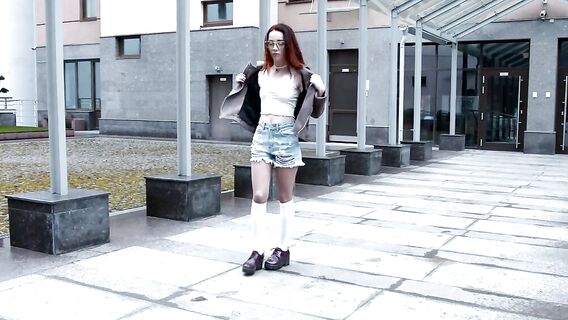 Русский пикапер снял очкастую рыжую девочку и трахнул ее