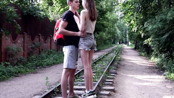 Приятель раздел и трахнул юную худенькую подружку