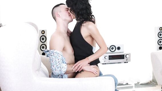 20-летняя проститутка с бритой киской кайфует от работы