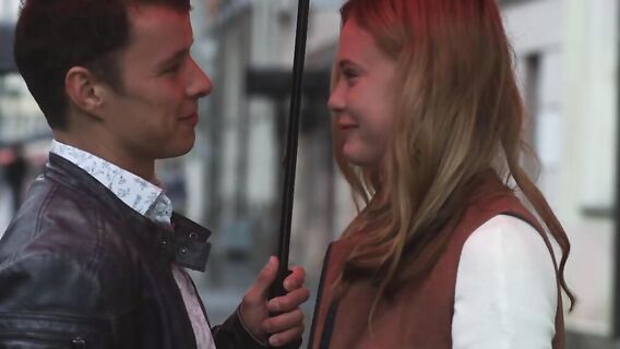 Трахнул на кровати 19-летнюю красотку с большими сиськами