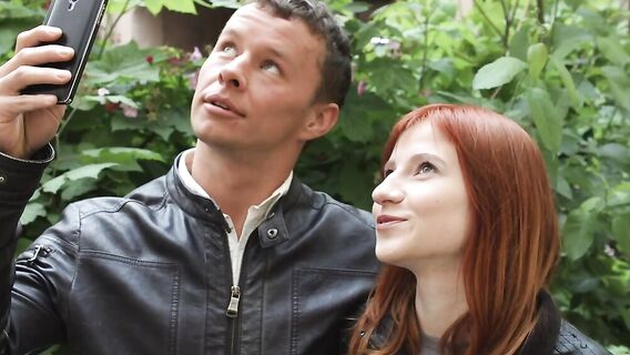 Потрахал рыженькую девку на кухне и накончал ей в пизду