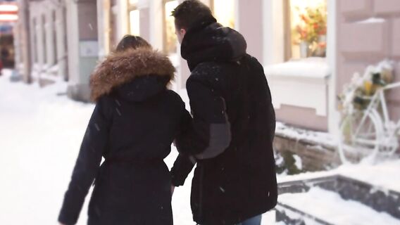 Насадил на мощный член молоденькую незнакомку и кончил в нее