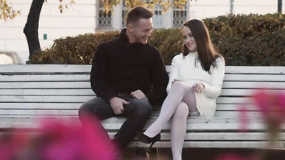 Молодая русская в белых чулках и черных туфлях долбится в попку