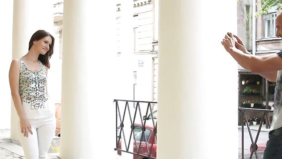 Секс с юной обнаженной брюнеткой на белой кровати