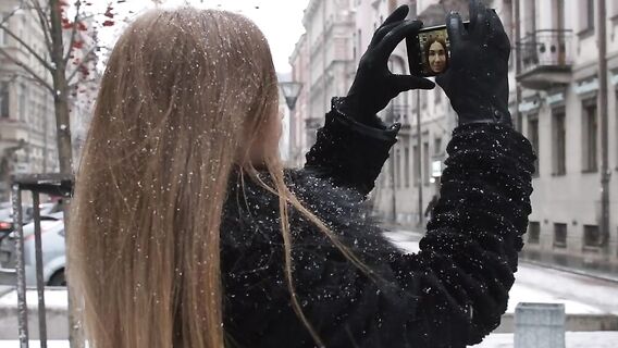 Трахает девушку в шпагате и смотрит как она глотает сперму