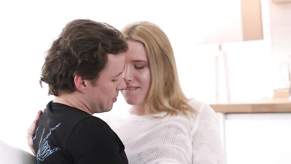 Секс с красивой русской блондинкой в пизду с интимной стрижкой