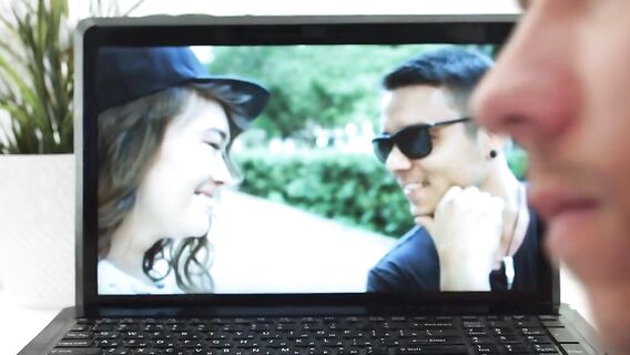 Уличный танцор трахнул русскую фанатку с красивой стрижкой киски