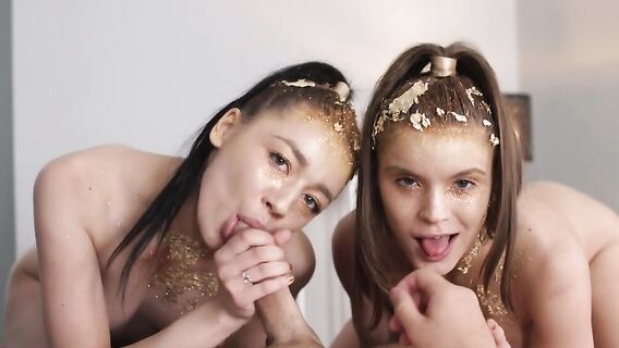 Художник-портретист трахнул двух юных голых натурщиц