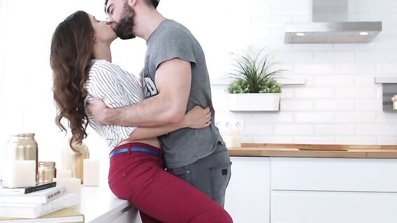 Юная русская красавица оттрахана на кухонном столе