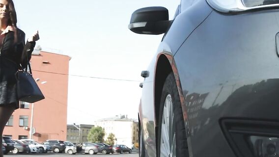 Русская девушка отблагодарила парня страстным сексом за помощь на дороге