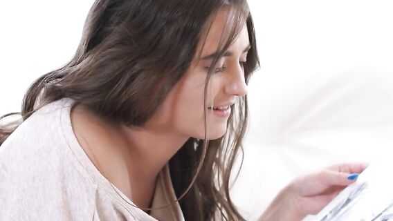 Секс с длинноволосой русской красоткой на стуле и полу