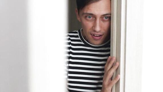 Парень с большим пенисом ебет голую телку с татухами на животе