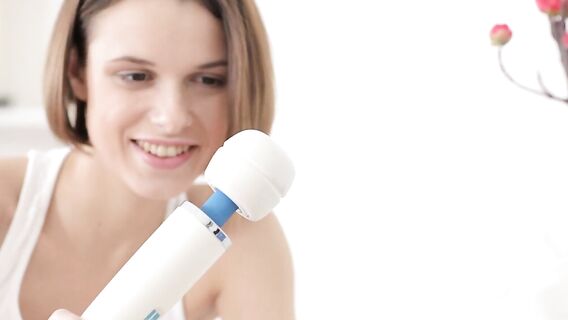 Гибкая русская девушка мастурбирует большим вибратором